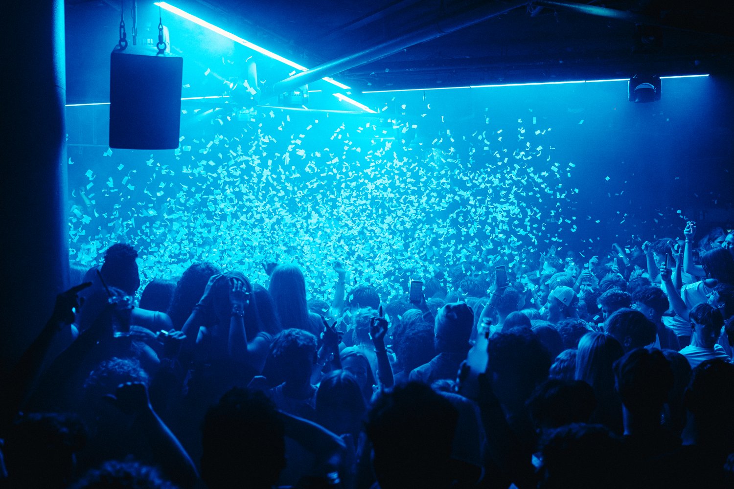 Konfettiregen über der tanzenden Menge bei einem Großevent von DJ Haemmer
