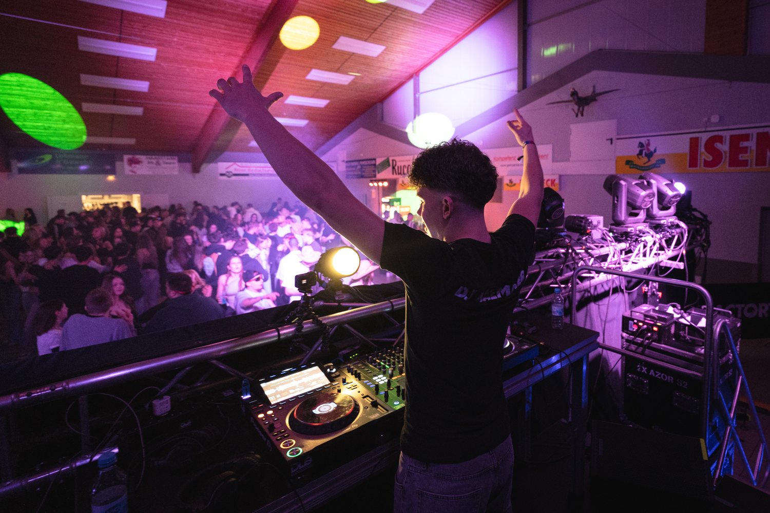 DJ Haemmer feuert eine volle Halle an